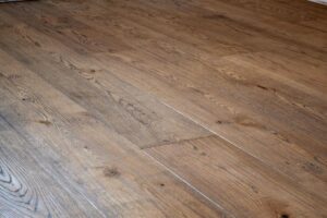 Dřevěná podlaha s patinou postaršení s povrchovou úpravou vodě a skvrnám odolným olejem. Podlaha je vhodná na chalupy… –…