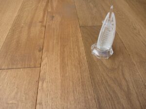 Exclusive floors – dřevěná masivní podlaha Bronx s povrchovou vodě odolnou úpravou. Vhodná do bytu, domku, nebo resta…