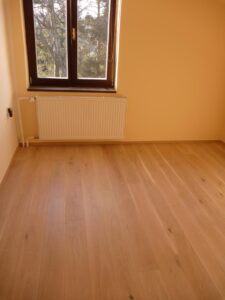 Dřevěná podlaha White Plains s povrchovou úpravou proti poškrábání. Svým bělavým odstínem je vhodná do moderních bytů… –…