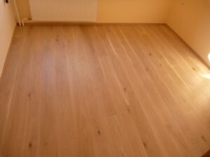 Dřevěná podlaha White Plains s povrchovou úpravou proti poškrábání. Svým bělavým odstínem je vhodná do moderních bytů… –…