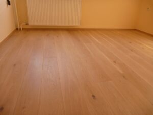 Dřevěná podlaha White Plains s povrchovou úpravou proti poškrábání. Svým bělavým odstínem je vhodná do moderních bytů… –…
