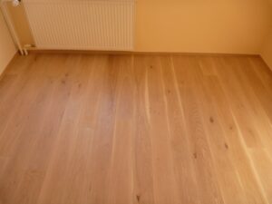 Dřevěná podlaha White Plains s povrchovou úpravou proti poškrábání. Svým bělavým odstínem je vhodná do moderních bytů… –…