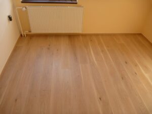 Dřevěná podlaha White Plains s povrchovou úpravou proti poškrábání. Svým bělavým odstínem je vhodná do moderních bytů… –…