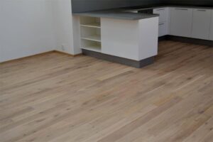 Dřevěná kartáčovaná podlaha Dub přírodní rustik, šířka prkna 190 mm, povrchová úprava vodě a skvrnám odolný olej. Rea… –…