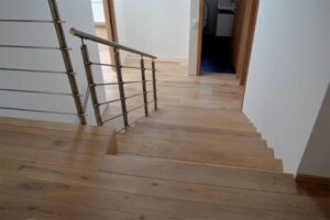 Dřevěná kartáčovaná podlaha Dub přírodní rustik, šířka prkna 190 mm, povrchová úprava vodě a skvrnám odolný olej. Rea… –…