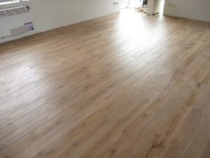 Dřevěná podlaha dub rustic masiv s postaršeným povrchem a vodě odolnou úpravou. – fotka 2 z realizace Exclusive Floors