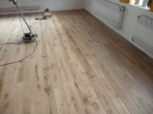 Dřevěná podlaha dub rustic masiv s postaršeným povrchem a vodě odolnou úpravou. – fotka 5 z realizace Exclusive Floors