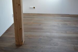 Dřevěná podlaha dub upravená aktivním mořidlem a vodě odolným olejem. Podlaha je vhodná a chalupy, nebo do restaurací… –…