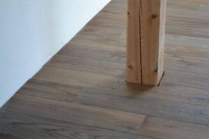 Dřevěná podlaha dub upravená aktivním mořidlem a vodě odolným olejem. Podlaha je vhodná a chalupy, nebo do restaurací… –…