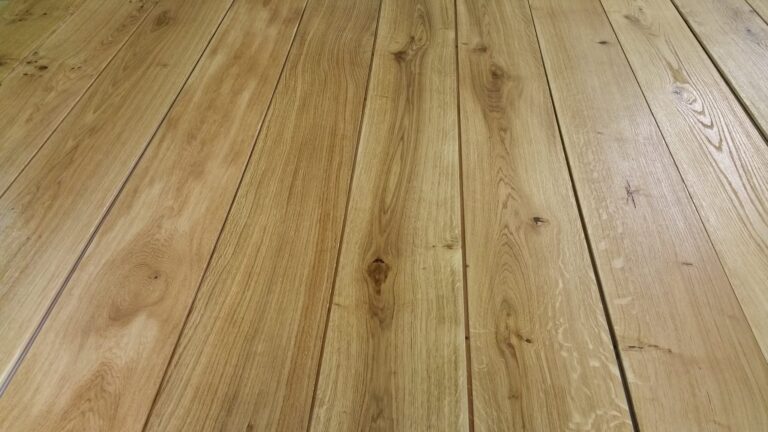 Příprava dřevěné podlahy Exclusive floors řady Natural, dub masiv kartáčovaný, šířka 180mm, tl 20mm, délka 600-2200mm… –…