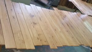 Příprava dřevěné podlahy Exclusive floors řady Natural, dub masiv kartáčovaný, šířka 180mm, tl 20mm, délka 600-2200mm… –…