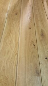 Příprava dřevěné podlahy Exclusive floors řady Natural, dub masiv kartáčovaný, šířka 180mm, tl 20mm, délka 600-2200mm… –…