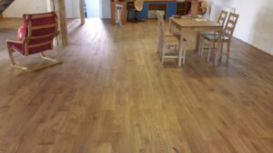 Dřevěná podlaha Exclusive floors Dub přírodní rustik s voděodolnou ochranou. Dřevěné podlahy máme skladem. Akční ceny… –…