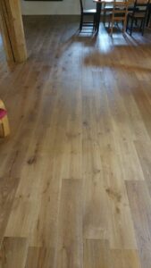Dřevěná podlaha Exclusive floors Dub přírodní rustik s voděodolnou ochranou. Dřevěné podlahy máme skladem. Akční ceny… –…