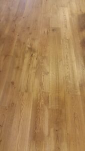 Dřevěná podlaha Exclusive floors Dub přírodní rustik s voděodolnou ochranou. Dřevěné podlahy máme skladem. Akční ceny… –…