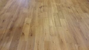 Dřevěná podlaha Exclusive floors Dub přírodní rustik s voděodolnou ochranou. Dřevěné podlahy máme skladem. Akční ceny… –…