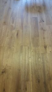 Dřevěná podlaha Exclusive floors Dub přírodní rustik s voděodolnou ochranou. Dřevěné podlahy máme skladem. Akční ceny… –…