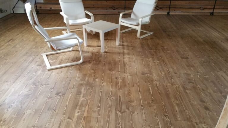 Smrková dřevěná podlaha s povrchem Bronx. Více na www.exclusivefloors.cz. – realizace podlahy Exclusive Floors