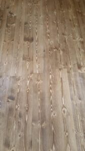 Smrková dřevěná podlaha s povrchem Bronx. Více na www.exclusivefloors.cz. – fotka 10 z realizace Exclusive Floors