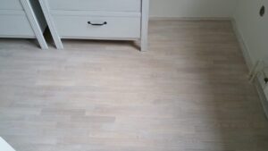 Renovujeme staré zašlé dřevěné podlahy. Ukázky z poslední renovace dřevěných parket, povrch White plains…. info na ……