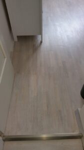 Renovujeme staré zašlé dřevěné podlahy. Ukázky z poslední renovace dřevěných parket, povrch White plains…. info na ……