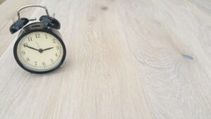 Příprava dřevěné podlahy dub Natural. Podlaha je olejovaná přírodním tungovým olejem, který zvýrazní strukturu dřeva … –…