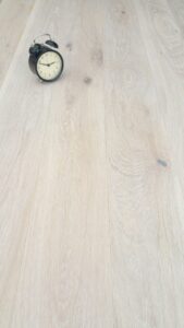 Příprava dřevěné podlahy dub Natural. Podlaha je olejovaná přírodním tungovým olejem, který zvýrazní strukturu dřeva …
