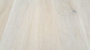 Příprava dřevěné podlahy dub Natural. Podlaha je olejovaná přírodním tungovým olejem, který zvýrazní strukturu dřeva … –…