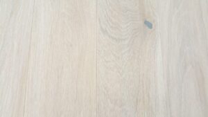 Příprava dřevěné podlahy dub Natural. Podlaha je olejovaná přírodním tungovým olejem, který zvýrazní strukturu dřeva … –…