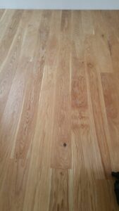 Ukázka z realizace dřevěné masivní podlahy dub Excusive floors Natural s kartáčovaným povrchem a vodě odolnou úpravou… –…