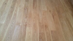Ukázka z realizace dřevěné masivní podlahy dub Excusive floors Natural s kartáčovaným povrchem a vodě odolnou úpravou… –…