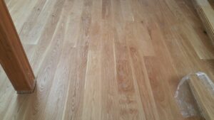 Ukázka z realizace dřevěné masivní podlahy dub Excusive floors Natural s kartáčovaným povrchem a vodě odolnou úpravou… –…