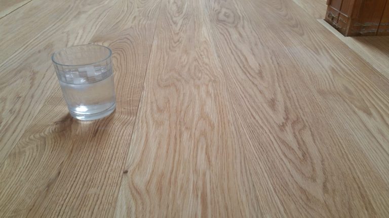 Ukázka z realizace dřevěné masivní podlahy dub Excusive floors Natural s kartáčovaným povrchem a vodě odolnou úpravou… –…