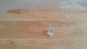 Ukázka z realizace dřevěné masivní podlahy dub Excusive floors Natural s kartáčovaným povrchem a vodě odolnou úpravou… –…