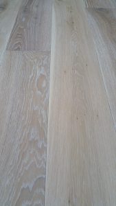 Příprava luxusní podlahy White Plains dub masiv 180mm pro našeho zákazníka. Podlaha má vrchní úpravu zátěžovým a vodě…