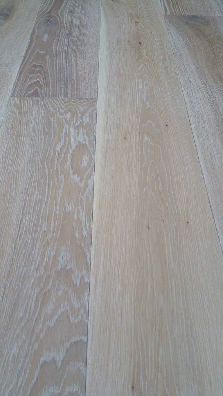 Příprava luxusní podlahy White Plains dub masiv 180mm pro našeho zákazníka. Podlaha má vrchní úpravu zátěžovým a vodě… –…