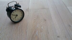 Příprava luxusní podlahy White Plains dub masiv 180mm pro našeho zákazníka. Podlaha má vrchní úpravu zátěžovým a vodě… –…