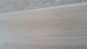 Příprava luxusní podlahy White Plains dub masiv 180mm pro našeho zákazníka. Podlaha má vrchní úpravu zátěžovým a vodě… –…