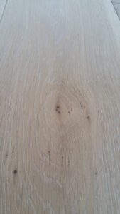 Příprava luxusní podlahy White Plains dub masiv 180mm pro našeho zákazníka. Podlaha má vrchní úpravu zátěžovým a vodě… –…