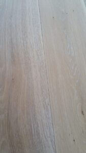 Příprava luxusní podlahy White Plains dub masiv 180mm pro našeho zákazníka. Podlaha má vrchní úpravu zátěžovým a vodě… –…
