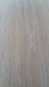 Příprava luxusní podlahy White Plains dub masiv 180mm pro našeho zákazníka. Podlaha má vrchní úpravu zátěžovým a vodě… –…