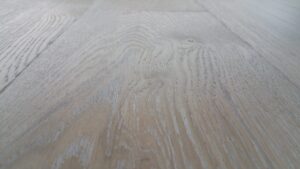 Příprava luxusní podlahy White Plains dub masiv 180mm pro našeho zákazníka. Podlaha má vrchní úpravu zátěžovým a vodě… –…
