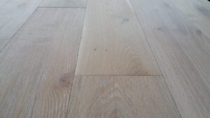 Příprava luxusní podlahy White Plains dub masiv 180mm pro našeho zákazníka. Podlaha má vrchní úpravu zátěžovým a vodě… –…