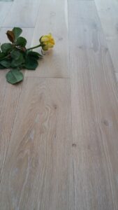 Příprava luxusní podlahy White Plains dub masiv 180mm pro našeho zákazníka. Podlaha má vrchní úpravu zátěžovým a vodě… –…
