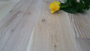 Příprava luxusní podlahy White Plains dub masiv 180mm pro našeho zákazníka. Podlaha má vrchní úpravu zátěžovým a vodě… –…