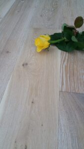 Příprava luxusní podlahy White Plains dub masiv 180mm pro našeho zákazníka. Podlaha má vrchní úpravu zátěžovým a vodě… –…