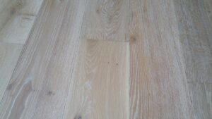 Příprava luxusní podlahy White Plains dub masiv 180mm pro našeho zákazníka. Podlaha má vrchní úpravu zátěžovým a vodě… –…