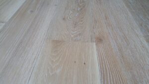 Příprava luxusní podlahy White Plains dub masiv 180mm pro našeho zákazníka. Podlaha má vrchní úpravu zátěžovým a vodě… –…