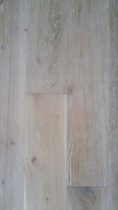Příprava luxusní podlahy White Plains dub masiv 180mm pro našeho zákazníka. Podlaha má vrchní úpravu zátěžovým a vodě… –…