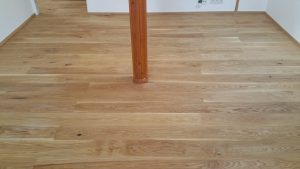 Realizace dřevéné podlahy Dub přírodní rustik s vodě a skvrnám odolným povrchem – www.exclusivefloors.cz. – fotka 3 z…